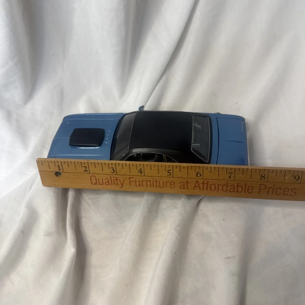 Vintage MAISTO Blue 1/24 1970 Dodge Challenger R/T Die Cast Car Collectible